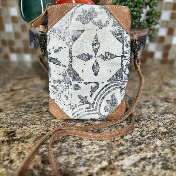 Myra Bag - Picture 2 of 4